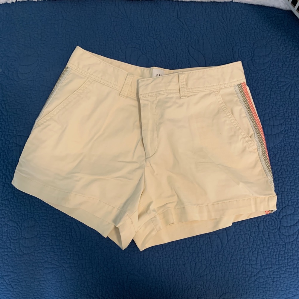 GAP city shorts w/ rainbow detail